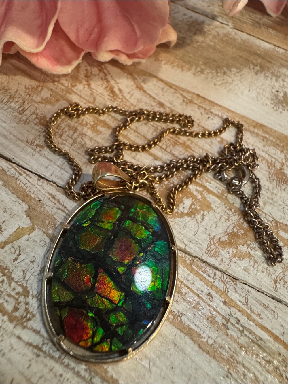 VTG Ammolite Oval Iridescent Mosaic Pendant Necklace in Green and Red
